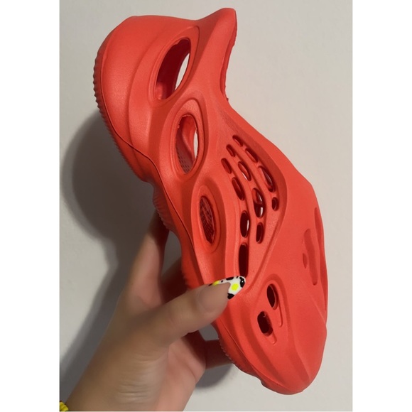 NWT!! Women’s Foam Runner Cut Out Sneakers SIZE 10 - Picture 2 of 3